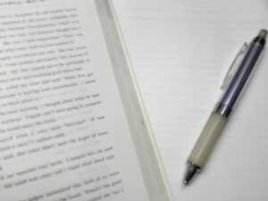 ディクテーションの効果と方法！リスニング力をアップする英語学習法